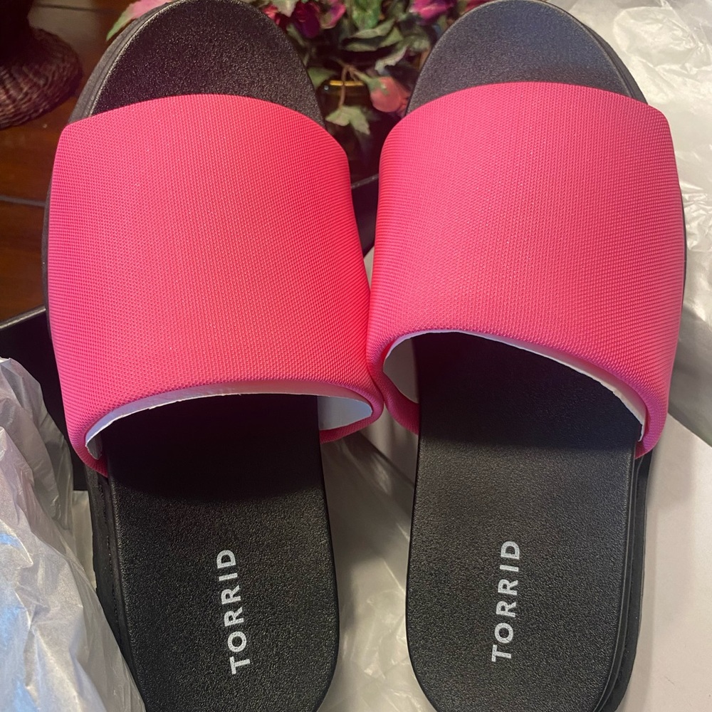 NEW IN BOX  Torrid Neon Pink Chunky Platform Slides